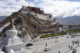 Potala, s&iacute;dlo dalajl&aacute;my je ve Lhase velmi nav&scaron;těvovanou atrakc&iacute;.